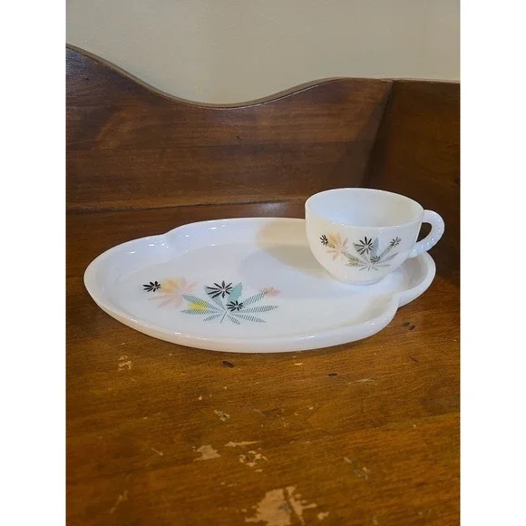 Federal Glass Company 1950s Atomic Flower Milk Glass Patio Snack Set MCM - Picture 7 of 10